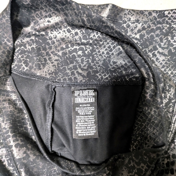 PINK Victoria's Secret Ultimate Black Snakeskin Shorts Size Medium Pink Active - Picture 3 of 3